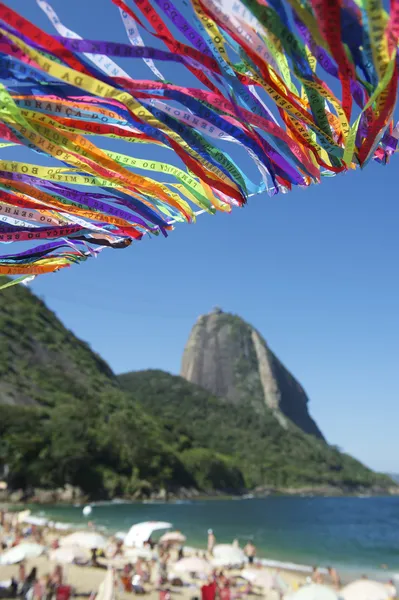 Brazilská vlajka Strnad červená pláž sugarloaf rio Brazílie — Stock fotografie