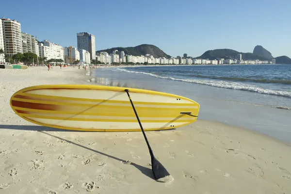 Raket surfboard copacabana rio Brezilya kadar stand — Stok fotoğraf