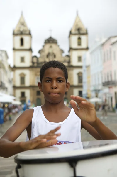 Chico brasileño de pie tamborileando Pelourinho Salvador — Foto de Stock