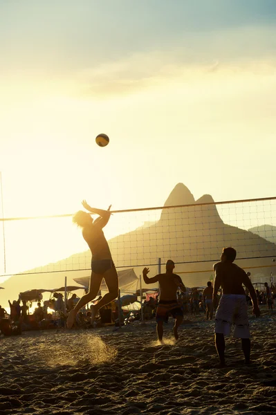 Brasiliani che giocano a beach volley Rio de Janeiro Brasile Tramonto — Foto Stock