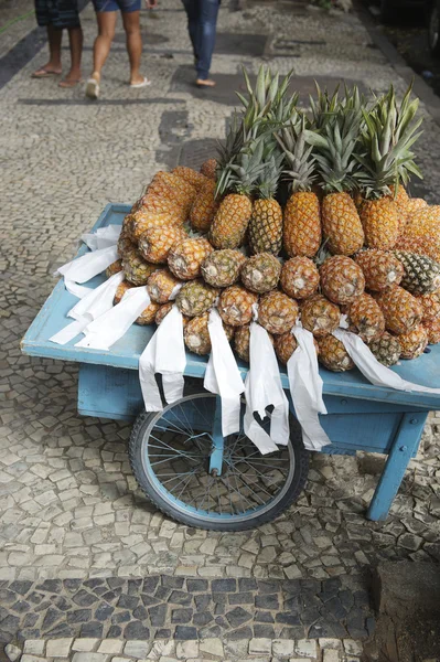 Carro de piña fresca todo brasileño calle río de janeiro — Foto de Stock