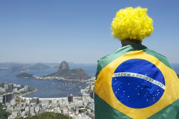 Ventilateur patriotique du Brésil debout enveloppé dans le drapeau brésilien Rio de Janeiro Brésil — Photo