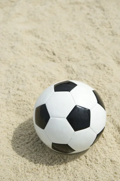 Klassischer schwarzer weißer Fußball Fußball Sand Strand Hintergrund — Stockfoto