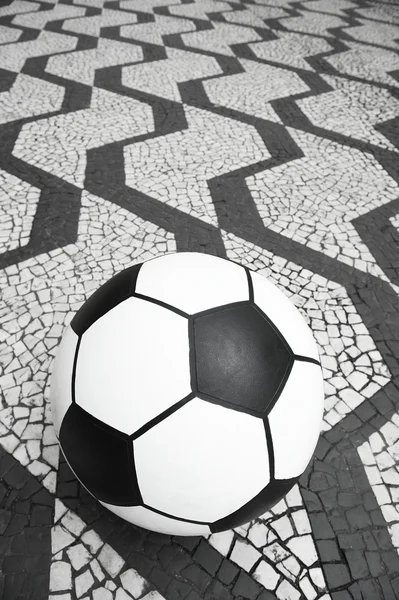 Bola de futebol São Paulo Brasil Sidewalk — Fotografia de Stock