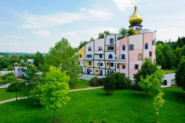 Башня среди деревьев — стоковое фото