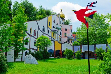 arka planda bir kule ile teneke kuş