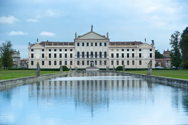 Villa pisani - historiska palats och park i Italien Stockbild