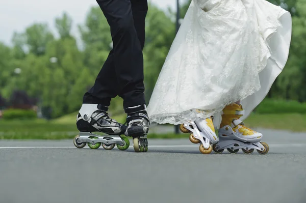 Bröllop, unga par som dansar på rullskridskor Stockbild