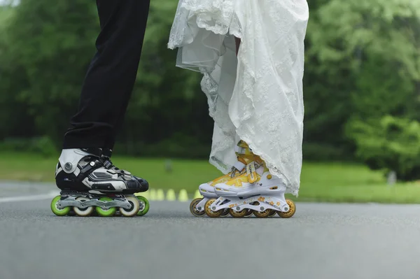 Bröllop, unga par som dansar på rullskridskor Royaltyfria Stockfoton