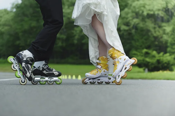 Bröllop, unga par som dansar på rullskridskor Stockbild