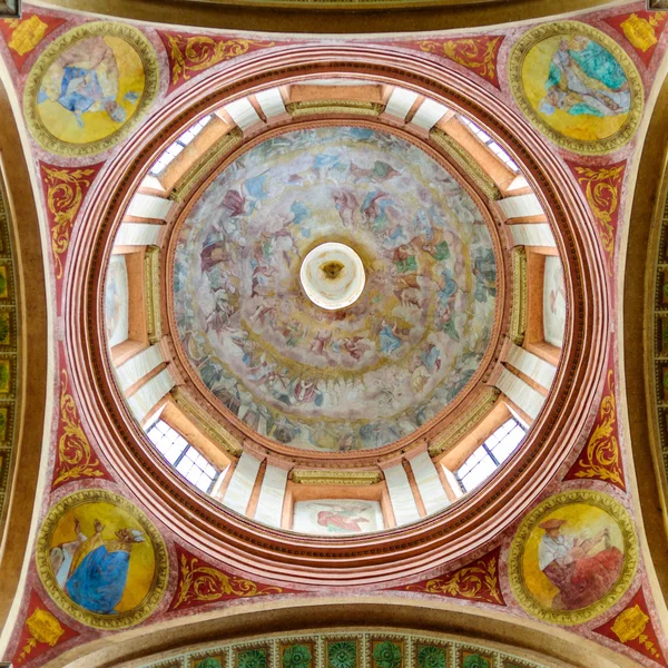 Красивый цветной купол базилики — стоковое фото