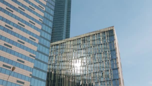 Bürogebäude Sonneneinstrahlung an der Wand.Business Center — Stockvideo