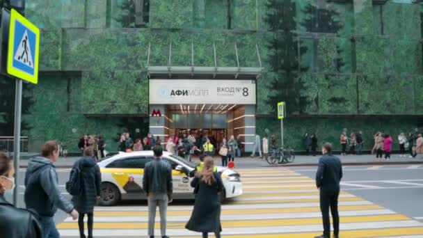 Controllore del traffico stradale pedonale città di Mosca .crowd di persone shopping — Video Stock