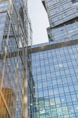 Pencere ofisleri gökdelen kule güneş yansıtma camı.