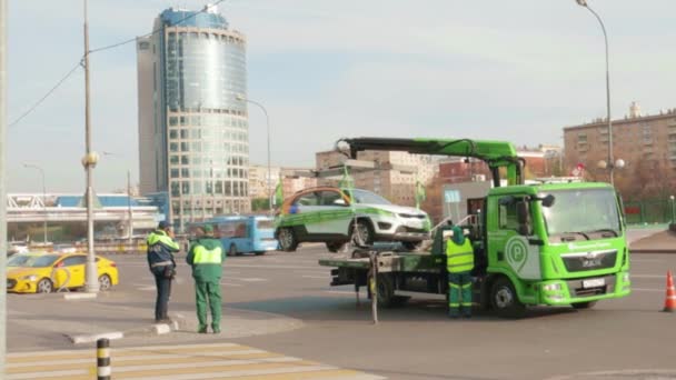 Laweta Bierze Samochód Policji Wydania Parking Grzywny Moscow Concept Transportu — Wideo stockowe