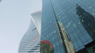 Pencere ofisleri gökdelen kule güneş yansıtma camı.