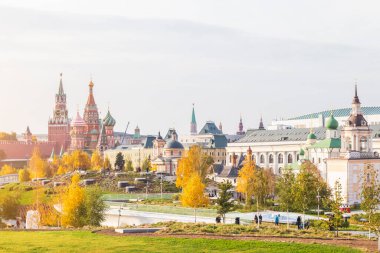Kremlin Moskova Zaryadye Parkı güneşli sonbahar manzarası .konsept tarihi merkez