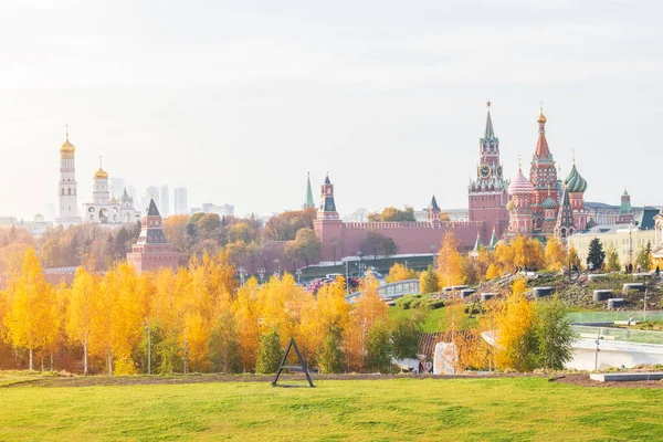 Vista Kremlin Moscow Zaryadye Park Dia Ensolarado Outono Concept Centro — Fotografia de Stock