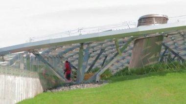 Modern sera büyüyen ağaçlar çiçekler cam çatı ışığı. otomatik sulama sıcaklık denetimi