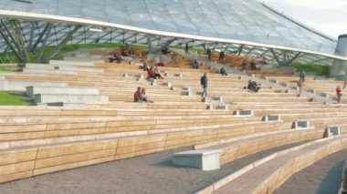 Moskova dinlenme parkında dinlenen amfitiyatrocu Zaryadye halkı. Rusya, Moskova, 13okt2021.