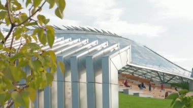 Zaryadye Parkı Moskova Mimari Mimarisi güneş parlıyor. Konsept şehir parkı ekosu