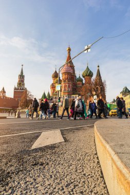 Moskova Caddesi Basil 'in Kilisesi halkı güneşli bir günde yaya geçidinde kalabalık. Konsept turizm seyahati. Rusya, Moskova, 13okt2021.