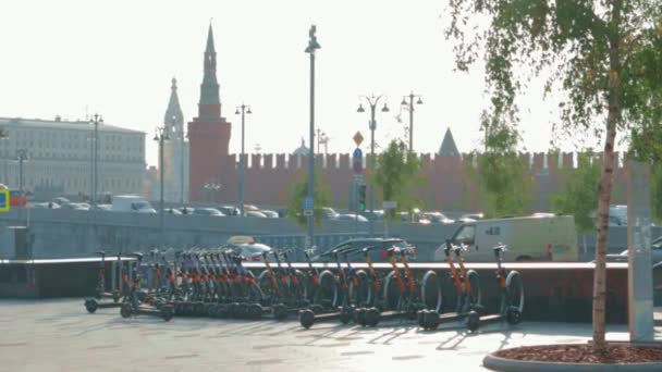 Motorrollermiete Parkplatz Kickshering Moskau Zentrum Verkehrssicherheit Russia Moskau 13Okt2021 — Stockvideo