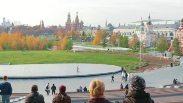 Anfiteatro Parque Zaryadye Pessoas Que Descansam Centro Cidade Concept Moscow — Vídeo de Stock