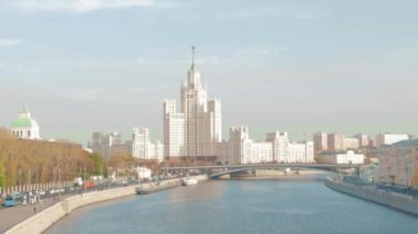 Moskova Nehri 'nin merkezi yoldaki trafik sıkışıklığı.