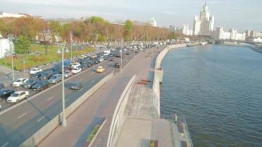 Moskova Nehri 'nin merkezi yoldaki trafik sıkışıklığı.
