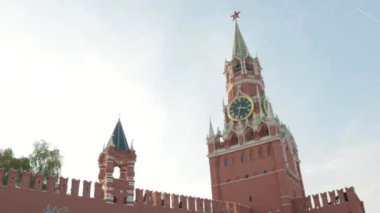 Kremlin Moskova 'nın Spasskaya Kulesi. Büyük saat ve çan çalıyor. Kavram kültür başkenti Rusya.