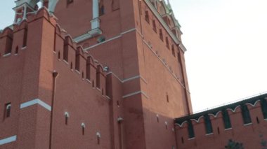 Kremlin Moskova 'nın Spasskaya Kulesi. Büyük saat ve çan çalıyor. Kavram kültür başkenti Rusya.