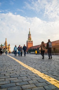 Kızıl kareli insanlar akşam resimli gökyüzünde yürürler. Rusya, Moskova, 13okt2021.