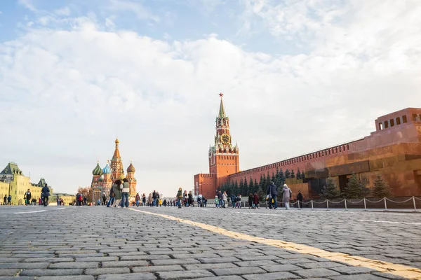 Красная Площадь Люди Ходят Вечернее Живописное Небо Кремль — стоковое фото