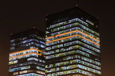 Genel merkez posta grubu VK gece pencereleri ışıkları .konsept Rus internet şirketi. Rusya, Moskova, 13okt2021.