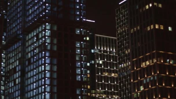 Drapacze chmur pod wieżami budowlanymi noc nowoczesna architektura — Wideo stockowe
