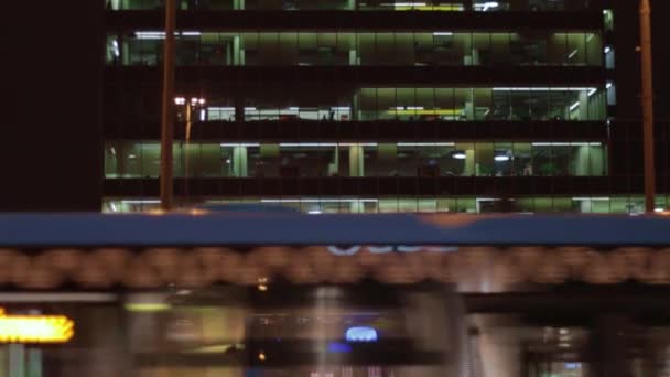 Edificio cuartel general grupo de correo vk noche ventanas luces — Vídeo de stock