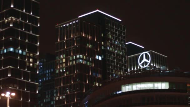 Budynek Mercedes logo znak dealer Moskwa ulica noc — Wideo stockowe