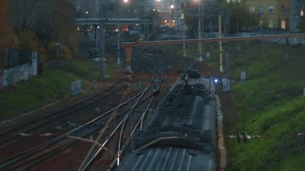 Elektrikli tren gece lambaları ulaşım perspektifi — Stok video
