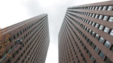 Modern mimari binalar gökdelenler geometrik çizgilere rehberlik ederler. Gri renk. Konsept geometri mimari çizgileri