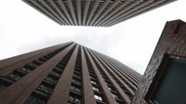 Modern mimari binalar gökdelenler geometrik çizgilere gri renkte rehberlik ederler