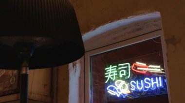 Japon Suşi Lokantası. Japon Suşi 'sinde çok renkli parlayan yeni bir yazı.