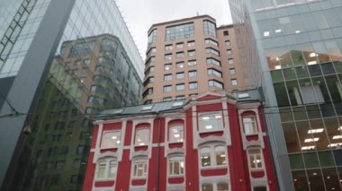 Binanın modern ve eski mimarisi. Eski ve yeni konsept.