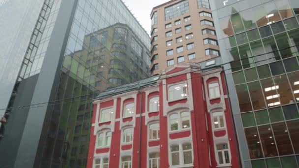 Nowoczesna Zabytkowa Architektura Budynku Pobliżu Koncepcja Stare Nowe — Wideo stockowe