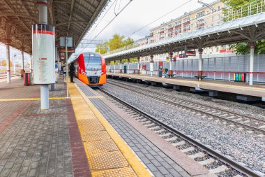 Moskova Merkez Halka nakliye treni Panfilovskaya istasyonuna vardı. Moskova, 15okt2021