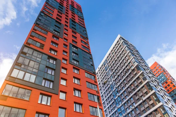 modern renkli binalar şehir yerleşim bölgesi kırmızı kavram yeni gelişim..