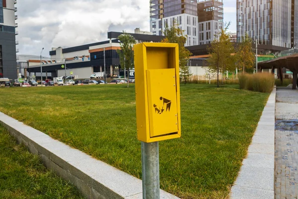 Container Met Teken Voor Speurhond Afval Gazon Park Concept Stadsleven — Stockfoto