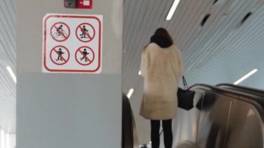 Yasak levhaları istasyon yürüyen merdiven. Paten bisikleti yok. Konsept güvenlik.