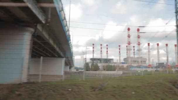 Electriciteitscentrale Buizen Bekijken Vanuit Het Treinvenster Concept Stadsinfrastructuur — Stockvideo