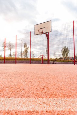 Basketbol sahası pembe kaplama lastik spor oyunu .konsept eğlence aktivitesi 